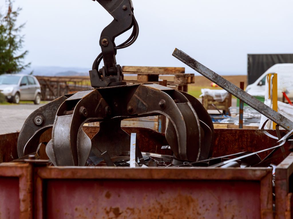 loading scrap metal into a truck crane grabber lo 2024 12 02 06 04 56 utc 1 | AVS Recycling | Metaalrecycling